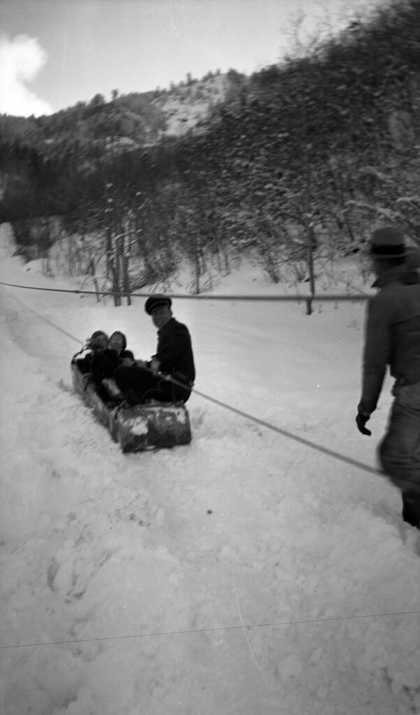 Six-passenger sleds are added to the ski tow (built in 1937) to pull skiers up to Roch Run